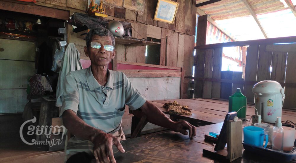 តំណាងប្រជាសហគមន៍ លោក ទុយ ឆេង ផ្ដល់បទសម្ភាសន៍ឲ្យអ្នកសារព័ត៌ខេមបូចា ស្ថិតនៅក្នុងស្រុករវៀង ខេត្តព្រះវិហារ។ រូបភាពថតកាលពីថ្ងៃទី១៤ធ្នូ២០២១។ ខេមបូចា/ វណ្ណ វិចារ