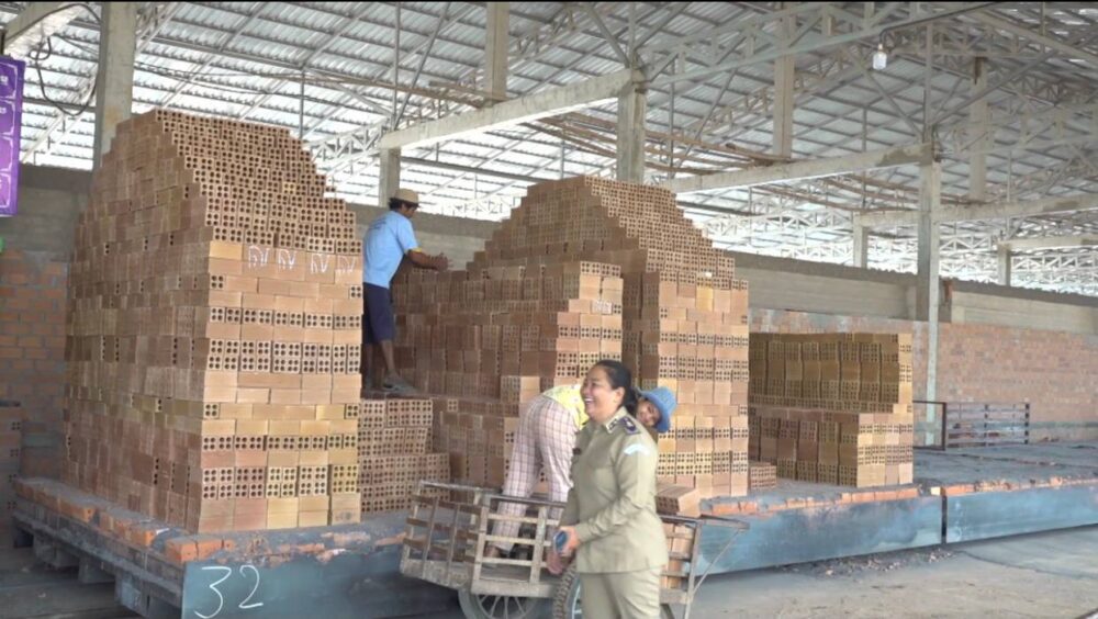 អាជ្ញាធរចុះត្រួតពិនិត្យទីតាំងឡឥដ្ឋដើម្បីទប់ស្កាត់ពលកម្មកុមារ។ (រូបថត៖ ហាង សុជាតា)