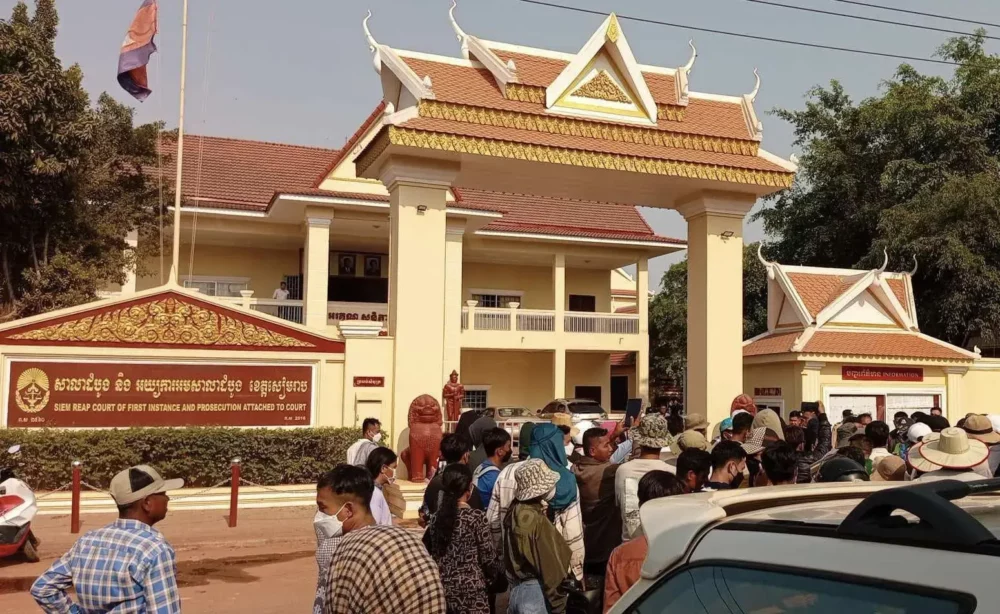 ជនរងគ្រោះដែលចាញ់បោក​ក្រុមហ៊ុន ប្រ៊ីលាន ស៊ីធី ប្រមូលផ្ដុំគ្នានៅមុខ​សាលាដំបូង​ខេត្ត​សៀមរាប ដើម្បីទាមទារឱ្យមាន​ដំណោះស្រាយ នាថ្ងៃទី១១ ខែមេសា ឆ្នាំ២០២៤។ (រូបភាព​ផ្ដល់ឱ្យ)