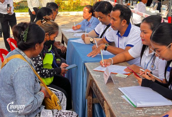 ពលករខ្មែរត្រឡប់មកពីប្រទេសថៃចូលរួមពិព័រណ៍ការងារសន្តិសុខសង្គម និងបណ្តុះបណ្តាលវិជ្ជាជីវៈ នៅសាលាបឋមសិក្សាថ្មគោលខេត្តបាត់ដំបងថ្ងៃទី១៥ខែវិច្ឆិកា២០២៥ ។ (ខេមបូចា/ មាស ភារុណ)