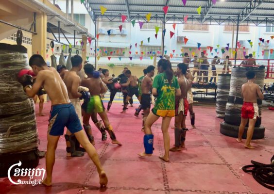 កីឡាករកីឡាការិនីជាច្រើនកំពុងហ្វឹកហាត់ក្រោមការមើលថែពីគ្រូបង្ហាត់របស់ពួកគេ គឺលោក ធន់ សុភា នៅក្នុងរាជធានីភ្នំពេញ។ (ខេមបូចា/ប៉ា តុងចិន)