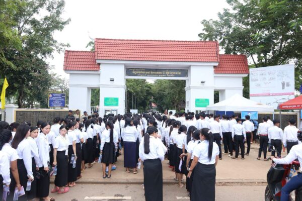 សិស្សានុសិស្សប្រឡងសញ្ញាបត្រ​មធ្យមសិក្សា​ទុតិយភូមិ​ សម័យ​ប្រឡង​ ថ្ងៃទី១០​ ខែសីហា​ ឆ្នាំ២០២៦​ នៅវិទ្យាល័យចំណេះទូទៅ និងបច្ចេកទេស​ ជា ស៊ីម ត្បែងមានជ័យ ខេត្តព្រះវិហារ។ (រដ្ឋបាលខេត្តព្រះវិហារ)