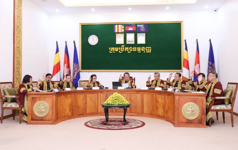 ប្រធានក្រុមប្រឹក្សាធម្មនុញ្ញ លោក ហ៊ី សោភា និងសមាជិក បានសម្រេចជាឯកច្ឆន្ទថា វិសោធនកម្មច្បាប់រដ្ឋបាលឃុំ សង្កាត់ថ្មីចំនួន៤មាត្រា គឺស្របតាមខ្លឹមសារនៃរដ្ឋធម្មនុញ្ញនៃប្រទេសកម្ពុជា នៅថ្ងៃព្រហស្បតិ៍ ទី១០ ខែកញ្ញា ឆ្នាំ២០២៦។ (ក្រុមប្រឹក្សាធម្មនុញ្ញ)