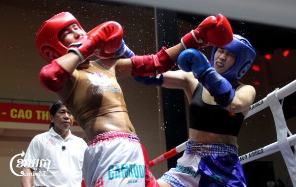 កីឡាការិនីកម្ពុជាប្រកួតជាមួយកីឡាការិនីបរទេសនៃ គុនខ្មែរ​ជើងឯក​អាស៊ី លើក​ទី​១ ឆ្នាំ២០២៦  ​នៅទីក្រុង Can Tho ប្រទេសវៀតណាម ថ្ងៃទី៧ ខែកញ្ញា ឆ្នាំ២០២៦។ (ខេមបូចា/ស៊ា បញ្ញា)