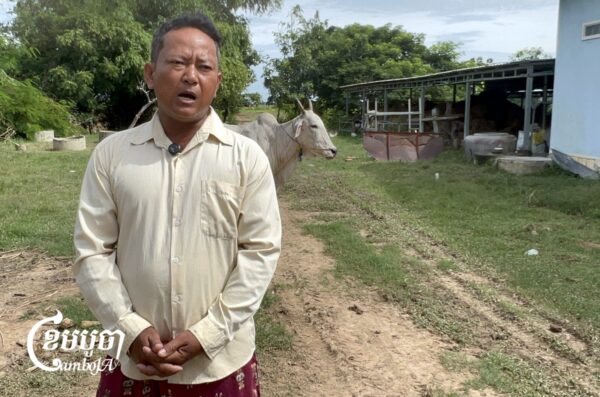 លោក ផាត់ កុសល អាយុជាង ៤០ឆ្នាំ រស់នៅភូមិវត្តកណ្តាល ឃុំរាំងកេសី ផ្តល់សម្ភាសន៍ជាមួយនឹងទឹកមុខក្រៀមក្រំ ដោយសម្តែងក្តីអស់សង្ឃឹមយ៉ាងខ្លាំង នៅពេលដឹងថា ដីស្រែចំនួន ៣ហិកតា របស់លោក ដែលបានអាស្រ័យផល ៣ជំនាន់មកហើយ តាំងពីឆ្នាំ១៩៨០ ត្រូវបានផ្អាកផ្តល់ប្លង់កម្មសិទ្ធិ។ រូបភាពថតថ្ងៃទី១៧ ខែកញ្ញា ឆ្នាំ២០២៦។ (ខេមបូចា/មាស ភារុណ)