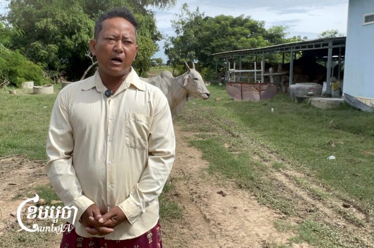 លោក ផាត់ កុសល អាយុជាង ៤០ឆ្នាំ រស់នៅភូមិវត្តកណ្តាល ឃុំរាំងកេសី ផ្តល់សម្ភាសន៍ជាមួយនឹងទឹកមុខក្រៀមក្រំ ដោយសម្តែងក្តីអស់សង្ឃឹមយ៉ាងខ្លាំង នៅពេលដឹងថា ដីស្រែចំនួន ៣ហិកតា របស់លោក ដែលបានអាស្រ័យផល ៣ជំនាន់មកហើយ តាំងពីឆ្នាំ១៩៨០ ត្រូវបានផ្អាកផ្តល់ប្លង់កម្មសិទ្ធិ។ រូបភាពថតថ្ងៃទី១៧ ខែកញ្ញា ឆ្នាំ២០២៦។ (ខេមបូចា/មាស ភារុណ)