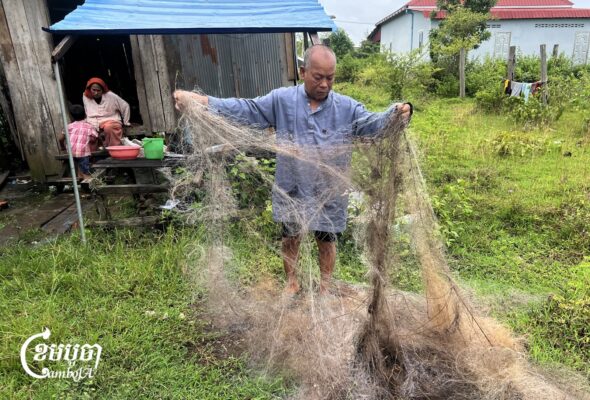 លោក ស្លេះ ហ្វឺត លើកមងរបស់លោកពិនិត្យមើល ដែលក្រោយទុកចោលជិត១ឆ្នាំ អំឡុងលោកជាប់ពន្ធនាគារ ដែលធ្វើឱ្យមងធ្លាប់ប្រើប្រាស់ត្រូវពុកផុយប្រើលែងកើត ។ រូបភាពនៅថ្ងៃទី១ ខែកញ្ញា ឆ្នាំ២០២៦ នៅផ្ទះរបស់លោកនាភូមិស្រែពោធិ៍ នៃក្រុងស្ទឹងត្រែង ខេត្តស្ទឹងត្រែង។(ខេមបូចា/ប៉ា តុងចិន)