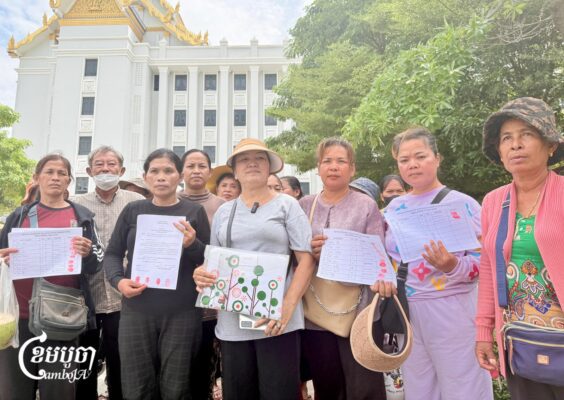 ប្រជាសហគមន៍ព្រែកតាគង់ ប្រមាណ២០នាក់ តំណាងឱ្យ៥៩គ្រួសារ មក ដាក់ញត្តិនៅក្រសួងរៀបចំដែនដី ស្នើសុំចុះបញ្ជីប្លង់កម្មសិទ្ធិដល់ពួកគេ នៅថ្ងៃទី១៤ ខែកញ្ញា ឆ្នាំ២០២៦។ (ខេមបូចា/វ៉ា សុភានុត)
