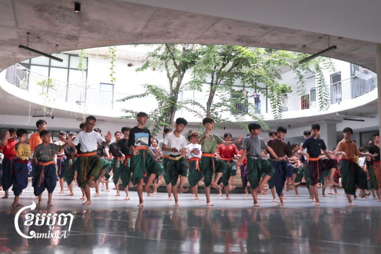 ក្រុមយុវជនសិល្បៈល្ខោនខោល កំពុងហាត់សមក្បាច់នៃទម្រង់ល្ខោនខោល ទីតាំងសហព័ន្ធសហភាពយុវជនកម្ពុជា(សសយក) នាថ្ងៃទី១៣ ខែកញ្ញា ឆ្នាំ២០២៦ ។ (ខេមបូចា/ពូ សូរាជីនី)