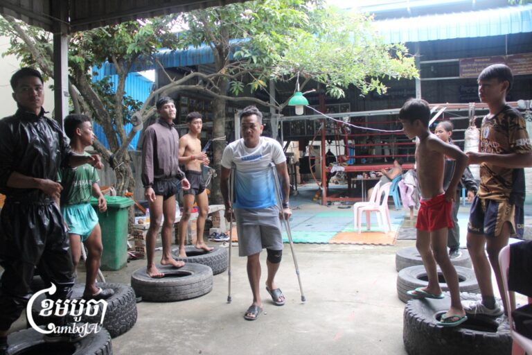 កីឡាករ អ៊ុំ ចំរើន បានរងរបួសរហែកសរសៃ MCL ហើយនេះជាការរបួសធ្ងន់លើកទី៣ ខណៈរបួស២លើកកន្លងមក ចំរើន បានធ្វើការវះកាត់ និងព្យាបាលសរុបអស់ជិត១ម៉ឺនដុល្លារ។ ចំណែកបញ្ហារបួសក្រោយនេះ បានក្លាយជាក្តីកង្វល់ថ្មីសម្រាប់កីឡាកររូបនេះ ក្នុងការរកចំណូលផ្គត់ផ្គង់គ្រួសារ ព្រោះគ្រូពេទ្យឱ្យសម្រាក ដើម្បីតាមដានរបួសចូល៣ខែ ដើម្បីប្រាកដថា ចំរើន អាចវិលចូលមកហ្វឹកហាត់ និងប្រកួតបានវិញឬយ៉ាងណា។ (ខេមបូចា/ស៊ា បញ្ញា)