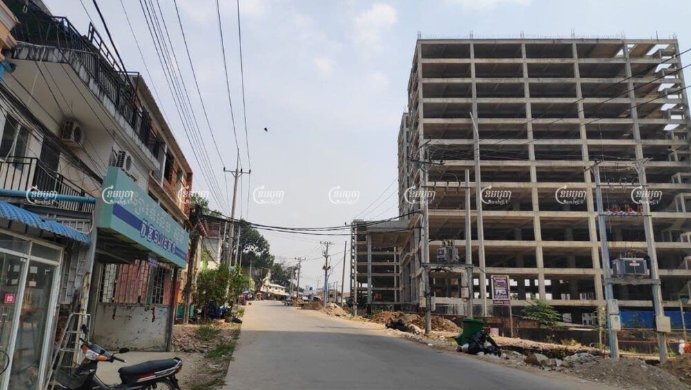 ផ្ទះប្រជាពលរដ្ឋ និងអគារក្រុមហ៊ុនចិនស្ថិតនៅសងខាង កំណាត់ផ្លូវលេខ២០០ ក្នុងសង្កាត់៤ក្រុងព្រះសីហនុ។ វណ្ណ វិចារ