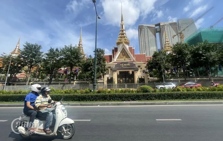 ពលរដ្ឋបើកម៉ូតូកាត់មុខរដ្ឋសភាក្នុងរាជធានីភ្នំពេញ នៅថ្ងៃទី២២ ខែវិច្ឆិកា ឆ្នាំ២០២៣។ (ខេមបូចា/ព្រីង សំរាំង)