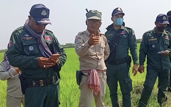 សកម្មភាពអាជ្ញាធរស្រុកឯកភ្នំ និងមន្រ្តីខណ្ឌជលផលខេត្តបាត់ដំបង ដឹកនាំកម្លាំងយកថ្នាំស្មៅ៤៨បាញ់សម្លាប់ស្រូវប្រជាពលរដ្ឋនៅតំបន់ប៣ ស្ថិតនៅឃុំព្រៃចាស់ ស្រុកឯកភ្នំ នៅថ្ងៃទី១៤ ខែកុម្ភៈ ឆ្នាំ២០២៤។ (រូបភាពផ្តល់ឱ្យ)