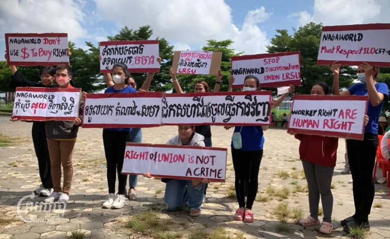 អតីតបុគ្គលិកក្រុមហ៊ុនណាហ្គាវើលដ៍រៀបចំយុទ្ធនាការមួយក្នុងទិវាសន្ធិសញ្ញាកិច្ចព្រមព្រៀងសន្ដិភាពទីក្រុងបារីស ក្នុងរាជធានីភ្នំពេញ កាលពីថ្ងៃទី២២ ខែតុលា ឆ្នាំ២០២៣។ ( ខេមបូចា/ អ៊ួន ឈិន)