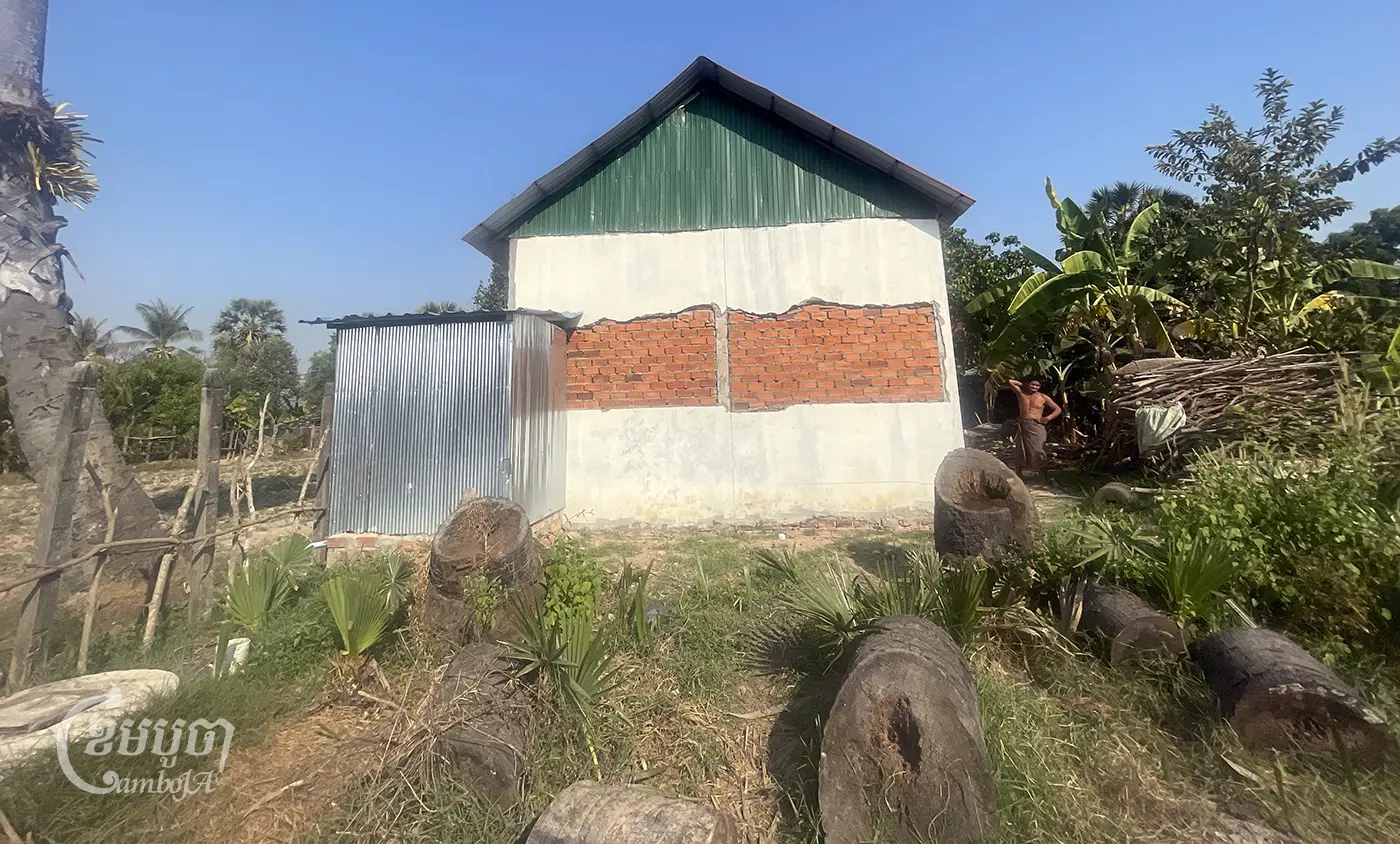 អ្នកភូមិសង់ឡើងវិញ រួចហើយព្យាយាមបិទបាំងសំណង់ដែលគាត់សង់បន្ថែមទៅលើផ្ទះរបស់ខ្លួន ដែលត្រូវបានរុះរើចេញដោយមន្ត្រីអភិរក្សរបស់អាជ្ញាធរអប្សរា នៅក្នុងឃុំអំពិល ស្រុកប្រាសាទបាគង ខេត្តសៀមរាប កាលពីថ្ងៃទី១២ ខែកុម្ភៈ ឆ្នាំ២០២៤។ (ខេមបូចា/ ឃួន ណារីម)