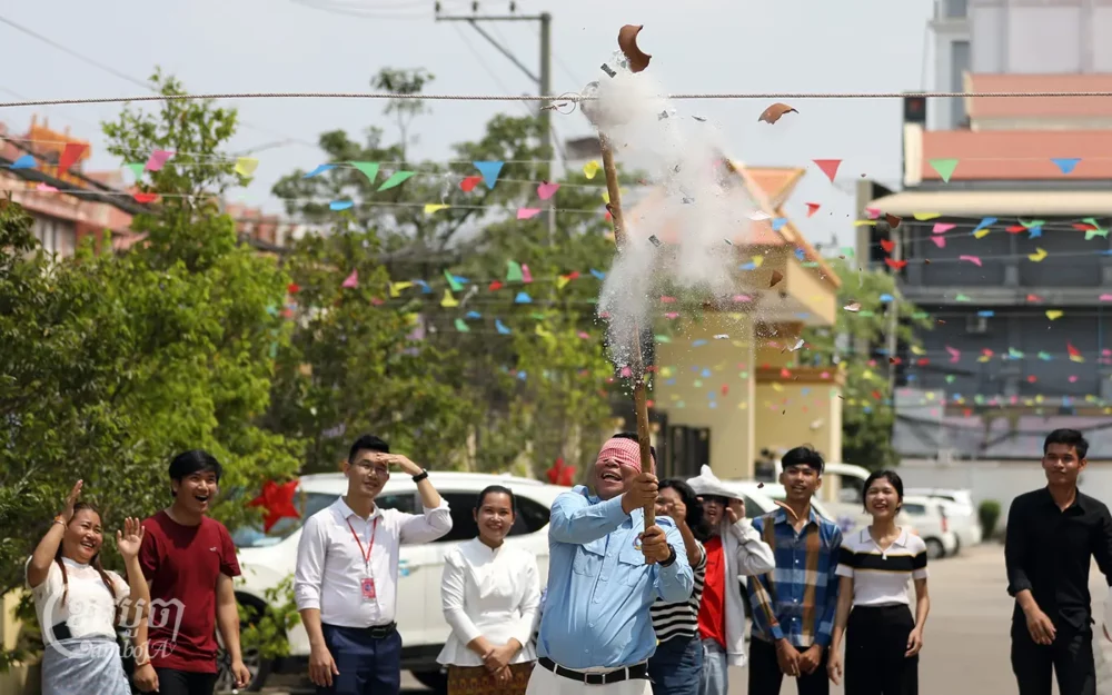 និស្សិត និងលោកគ្រូអ្នកគ្រូលេងល្បែងប្រជាប្រិយ «វាយក្អម»ដើម្បីអបអរពិធីបុណ្យចូលឆ្នាំខ្មែរនៅសាកលវិទ្យាល័យមួយក្នុងរាជធានីភ្នំពេញ ថ្ងៃទី៥ ខែមេសា ឆ្នាំ២០២៤។ (ខេមបូចា/ ព្រីង សំរាំង)