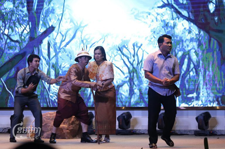 ឈុតមួយនៃរឿងកុលាបប៉ៃលិន ដែលចៅចិត្រ លោកហ្លួង រតនសម្បត្តិ ជាមួយកូនស្រី និងលោក បាឡាត់ បានធ្វើដំណើរទៅក្រុងបាត់ដំបង តែចៃដន្យឡានខួច ក៏បានស្នាក់នៅក្នុងព្រៃមួយយប់ ក្នុងពេលរាត្រីក៏មានចោរមួយក្រុម មកប្លន់ទ្រព្យសម្បត្តិ សម្តែងដោយក្រុមឥសីវ៉ូលេ កាលពីថ្ងៃទី១៣ ខែកក្កដា ឆ្នាំ២០២៤ ។ (ខេមបូចា/ ពក ពន្លឺ)