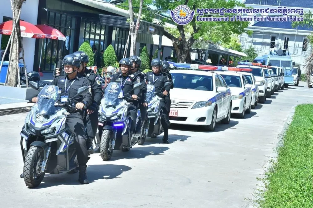 កម្លាំង​បង្រ្កាបកុប្បកម្មនៃស្នងការដ្ឋាននគរបាល​រាជធានីភ្នំពេញ​និយាយថា ពួកគេត្រៀមខ្លួនជាស្រេច​ដើម្បី​ពង្រឹង​ការអនុវត្ត​បទបញ្ជារបស់​ក្រសួងមហាផ្ទៃ​ដើម្បីធានាសន្តិសុខ។ រូបថត​ចុះផ្សាយនៅលើ​ទំព័រ​ហ្វេសប៊ុក​របស់ស្នងការដ្ឋាននគរបាលរាជធានីភ្នំពេញ នៅថ្ងៃទី១៣ ខែសីហា ឆ្នាំ២០២៤។