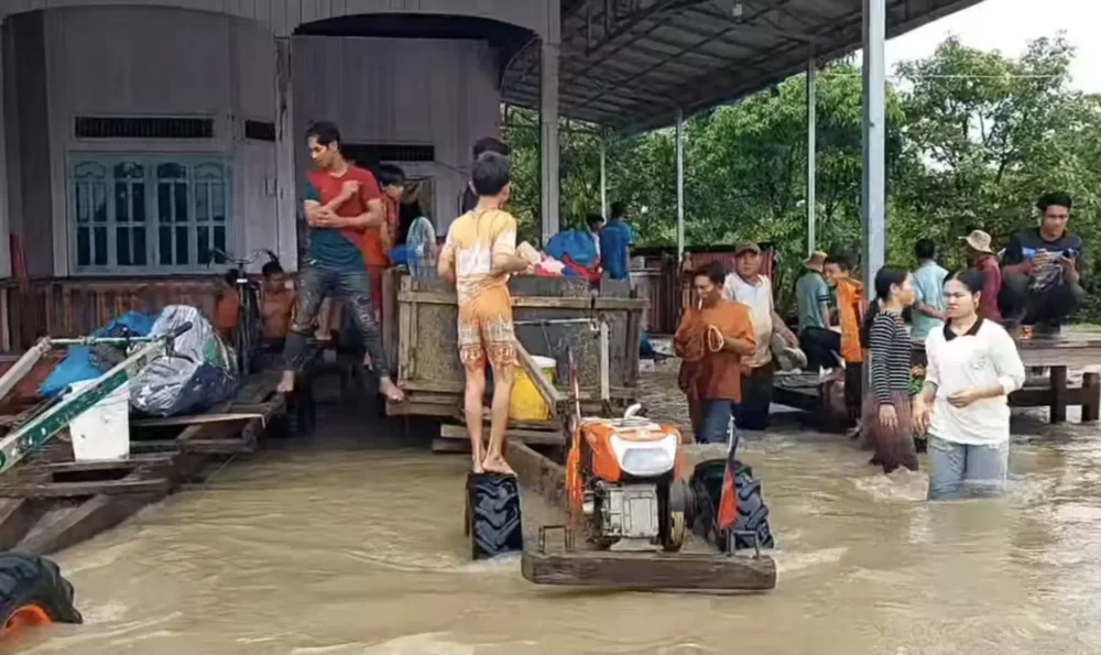 រូបភាព​ថតស្គ្រីនពី​វីដេអូ​អ្នក​ភូមិ​បង្ហោះលើ​ហ្វេសប៊ុស​បង្ហាញ​ពី​ស្ថាន​ភាព​ទឹកជន់​លិច​ក្នុង​ស្រុក​ចិត្របុរី ខេត្ត​ក្រចេះ កាលពី​ថ្ងៃទី​១៧ ខែកញ្ញា ឆ្នាំ២០២៤​។​