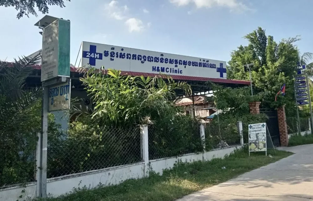 គ្លីនិក​គ្មាន​អាជ្ញាបណ្ណ​មួយ​ក្នុង​ខេត្ត​តាកែវ​ត្រូវ​បាន​បញ្ជា​ឱ្យ​បិទ​នៅ​ពេល​ស្ត្រី​ម្នាក់​បាន​ស្លាប់​បន្ទាប់​ពី​ទទួល​បាន​ការ​ចាក់​ថ្នាំ​ខុសបច្ចេកទេស​ក្នុង​​ខែ​វិច្ឆិកា ឆ្នាំ​២០២៤។ (រូបភាព៖ ទទក)