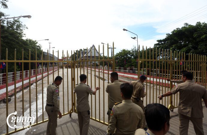 ប៉ូលិសកម្ពុជាបិទច្រកទ្វារព្រំដែនអន្តរជាតិប៉ោយប៉ែត បន្ទាប់ពីយោធាថៃប្តូរកាលវិភាគបិទព្រំដែននៅម៉ោង៤រសៀល។ (ខេមបូចា/ព្រីងសំរាំង)