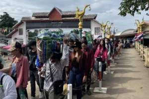 ទិដ្ឋភាពពលករខ្មែរធ្វើដំណើរចាកចេញតាមច្រកទ្វារព្រំដែនអន្តរជាតិដូង ក្នុងខេត្តបាត់ដំបង បន្ទាប់ពីយោធាថៃបានបើកច្រកទ្វារនេះដើម្បីឱ្យពួកគេត្រឡប់មកកម្ពុជាវិញ កាលពីចុងខែមិថុនា ឆ្នាំ២០២៥។ (ប្រភពពីបណ្ដាញសង្គមហ្វេសប៊ុក ប៉ុស្តិ៍នគរបាលច្រកទ្វារព្រំដែនអន្តរជាតិដូង)