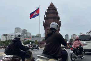 ពលរដ្ឋធ្វើដំណើរនៅរង្វង់មូលវិមានឯករាជ្យដែលមានដោតទង់ជាតិកម្ពុជា នាកណ្តាលរាជធានីភ្នំពេញ ថ្ងៃទី២១ ខែកក្កដា ឆ្នាំ២០២៥។ (ខេមបូចា/ព្រីង សំរាំង)