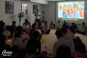 យុវជនមួយក្រុមបានជួបជុំគ្នានៅក្នុងបន្ទប់មួយនៃការិយាល័យអង្គការសង់ត្រាល់នាថ្ងៃទី១ ខែកក្កដា ឆ្នាំ២០២៥ ដើម្បីបួងសួងរយៈពេលពីរនាទីឱ្យសកម្មជនអង្គការមាតាធម្មជាតិកម្ពុជា ដែលត្រូវបានឃុំខ្លួនកាលពីឆ្នាំមុន។ (ខេមបូចា/សុវណ្ណ ស្រីពេជ្រ)