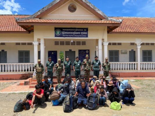 ពលករខ្មែរប្រុសស្រី២៨នាក់ ត្រូវបាននគរបាលចុះទប់ស្កាត់ យកមកអប់រំណែនាំ ខណ:បម្រុងលួចឆ្លងដែនខុសច្បាប់ នៅក្នុងភូមិសាស្រ្តស្រុកម៉ាឡៃ ខេត្តបន្ទាយមានជ័យ កាលពីថ្ងៃទី១១ ខែកញ្ញា ឆ្នាំ២០២៥។ (ស្នងការដ្ឋាននគរបាលខេត្តបន្ទាយមានជ័យ)