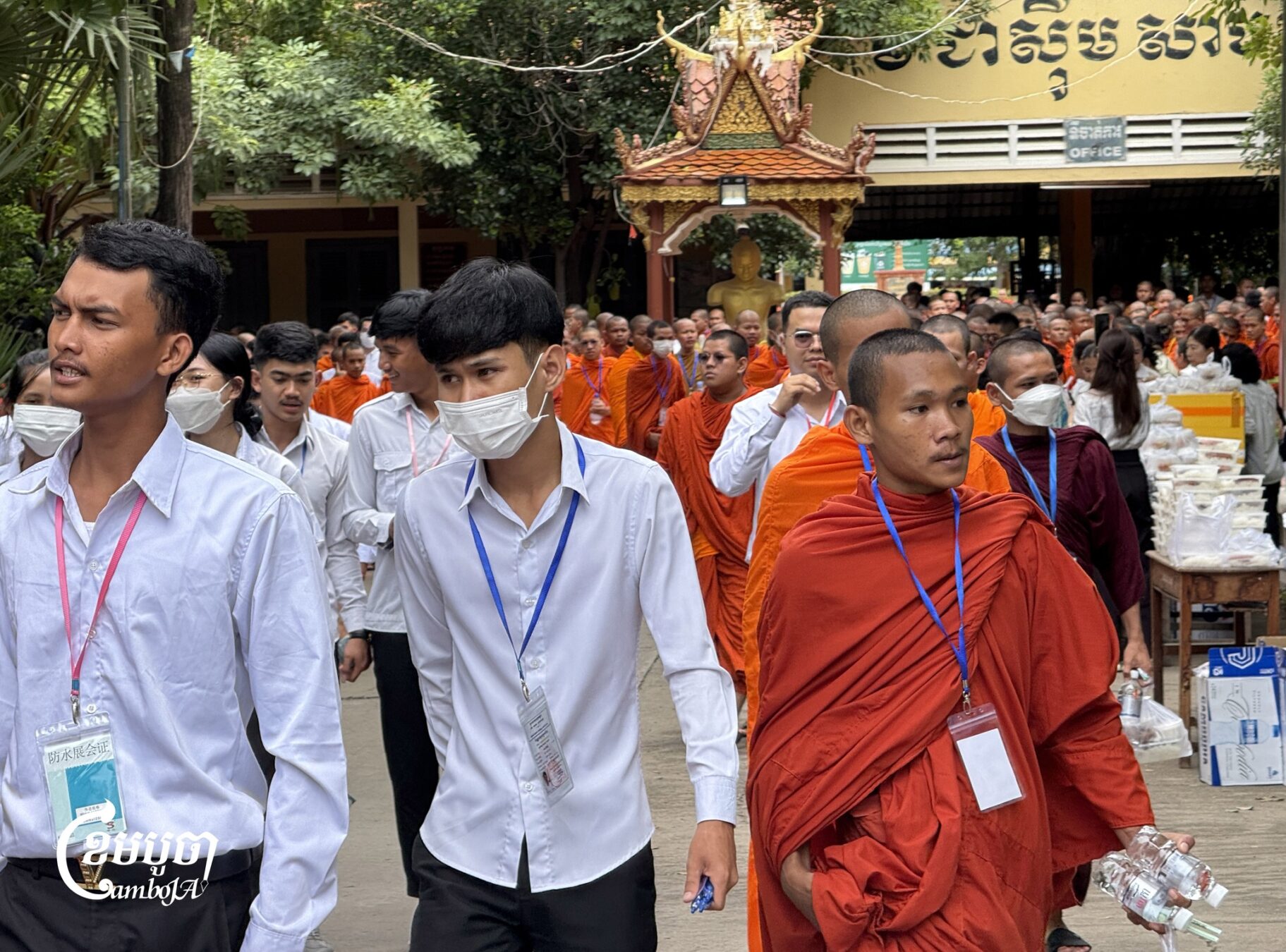 សកម្មភាពសិស្ស និងសមណសិស្សចេញពីប្រឡងសញ្ញាបត្រមធ្យមសិក្សាទុតិយភូមិ នៅមណ្ឌលប្រឡង វិទ្យាល័យ ជា ស៊ីម សាមគ្គី រាជធានីភ្នំពេញ ថ្ងៃទី២៨ ខែសីហា ឆ្នាំ២០២៥។ (ខេមបូចា/ សុវណ្ណ ស្រីពេជ្រ)
