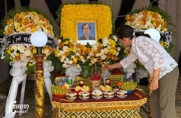 ពិធី​បុណ្យ​សព​ជនស៊ីវិល​ម្នាក់​ដែល​បាន​ស្លាប់​ក្នុង​អំឡុង​ពេល​មាន​ការ​វាយ​ប្រហារ​ថ្មី​ៗ​ បាន​ធ្វើ​ឡើង​នៅ​ក្នុង​វត្ត​មួយ​ក្នុង​រាជធានីភ្នំពេញ​កាល​នាថ្ងៃ​ទី​១០ ខែ​ធ្នូ ឆ្នាំ​២០២៥។ (ខេមបូចា/ ព្រីង សំរាំង)