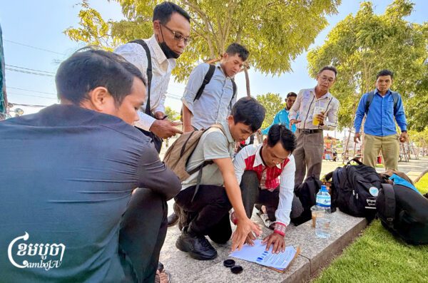 ជនជាតិដើមភាគតិចមួយក្រុមមកពីខេត្តរតនគិរី ដែលរងផលប៉ះពាល់ពីការច្បាមយកដីពីក្រុមហ៊ុនរបស់វៀតណាម បានមកដល់ក្រសួងដែនដីក្នុងក្រុងភ្នំពេញដើម្បីជំរុញឲ្យក្រសួងផ្ដល់ដីមកឲ្យពួកគាត់វិញតាមការសន្យា។ ថ្ងៃទី១៣ ខែសីហា ឆ្នាំ២០២៦។ (ខេមបូចា/សុវណ្ណ ស្រីពេជ្រ)
