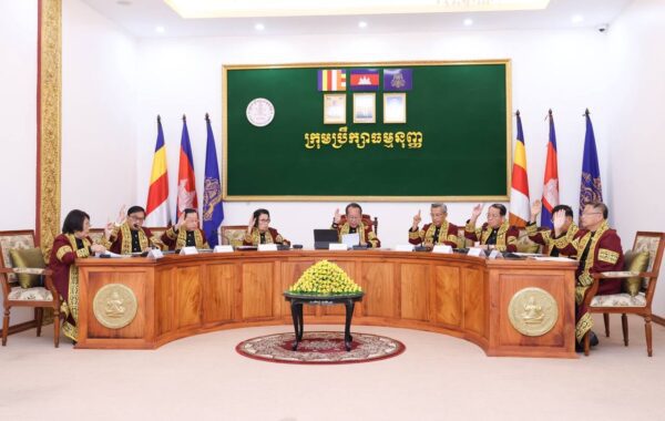 ប្រធានក្រុមប្រឹក្សាធម្មនុញ្ញ លោក ហ៊ី សោភា​ និងសមាជិក បានសម្រេចជាឯកច្ឆន្ទថា វិសោធនកម្មច្បាប់រដ្ឋបាលឃុំ សង្កាត់ថ្មីចំនួន៤មាត្រា គឺស្របតាមខ្លឹមសារនៃរដ្ឋធម្មនុញ្ញនៃប្រទេសកម្ពុជា នៅថ្ងៃព្រហស្បតិ៍ ទី១០ ខែកញ្ញា ឆ្នាំ២០២៦។ (ក្រុមប្រឹក្សាធម្មនុញ្ញ)