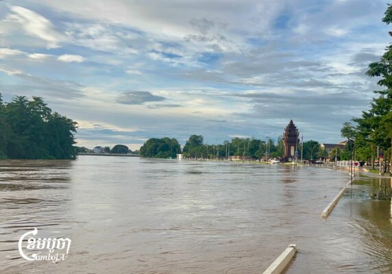 ទិដ្ឋភាពស្ទឹងសង្កែឡើងខ្លាំងបណ្តាលឱ្យលិចថ្នល់ និងទីតាំងមួយចំនួនក្នុងក្រុងបាត់ដំបង។ រូបភាពថតនៅថ្ងៃទី២៧ ខែកញ្ញា ឆ្នាំ២០២៦។ (ខេមបូចា/មាស ភារុណ)