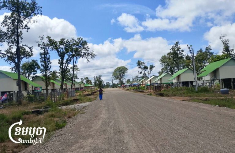 ពលរដ្ឋម្នាក់ដើរតាមផ្លូវលំក្នុងភូមិតាកឹងបៃតង ជាទីតាំងដែលពលរដ្ឋភៀសសឹកកំពុងរស់នៅបណ្ដោះអាសន្ន ក្នុងខេត្តព្រះវិហារ នៅថ្ងៃនៅទី៨ ខែតុលា ឆ្នាំ២០២៦។ (រូបភាពផ្តល់ឱ្យ)