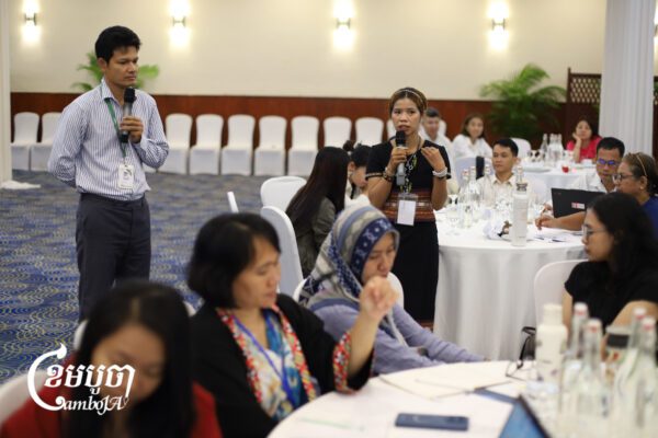 កញ្ញា ក្លាន សារិត ជាជនជាតិដើមភាគតិចចារ៉ាយមកពីខេត្តរតនគិរីបញ្ចេញមតិក្នុងសិក្ខាសាលាស្តីពី «សារៈសំខាន់នៃស្ត្រីក្នុងវិស័យកសិកម្ម៖ គុណតម្លៃដី កសិ-អេកូឡូស៊ី ភាពធន់ និងអាកាសធាតុនៅអាស៊ី» នៅរាជធានីភ្នំពេញ នាថ្ងៃទី១៦ ខែតុលា ឆ្នាំ២០២៦ ។ (ខេមបូចា/ហុង សេរីហ្វុង)