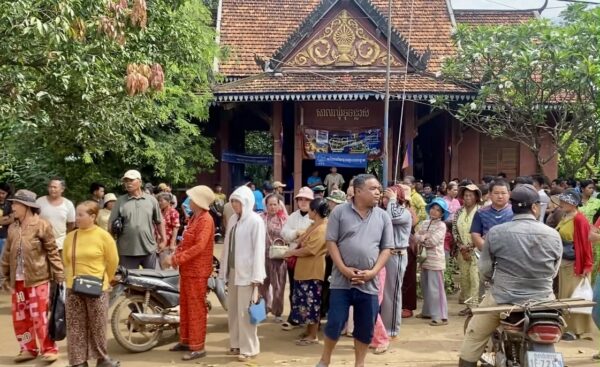 ពលរដ្ឋប្រមាណ២០០នាក់ បានប្រមូលផ្តុំគ្នានៅមុខសាលាឃុំចុងផ្លាស់ ស្រុកកែវសីមា ខេត្តមណ្ឌលគិរី នៅថ្ងៃទី២០ ខែតុលា ឆ្នាំ២០២៦ ដើម្បីស្នើសុំអាជ្ញាធរ និងមន្ត្រីពាក់ព័ន្ធ ជួយអន្តរាគមន៍កុំឱ្យប៉ះពាល់លំនៅឋានពួកគេ ក្នុងការអនុវត្តគម្រោងស្តារបរិស្ថាន និងរែងមាសក្នុងដីស្របច្បាប់របស់ពួកគេ។ (រូបភាពផ្តល់ឱ្យ)