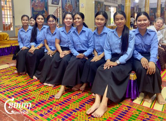 និស្សិតស្រីៗតែងស្លៀកសម្លៀកបំពាក់របស់និស្សិតចុះជួយបម្រើព្រះសង្ឃ ចាស់ទុំ និងពុទ្ធបរស័ទមកបំពេញបុណ្យ។ (ខេមបូចា/ផុន លីហ្សា)