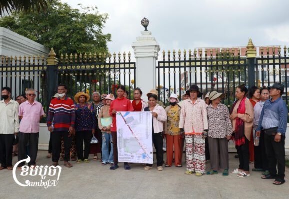 ប្រជាសហគមន៍ស្ទឹងកំបុត នៅខណ្ឌឫស្សីកែវ រាជធានីភ្នំពេញ ប្រមាណ៥០នាក់ ប្រមូលគ្នាទៅតាមដានញត្តិនៅក្រសួងរៀបចំដែនដី នគរូបនីយកម្ម និងសំណង់ ដើម្បីស្នើសុំចុះបញ្ជីដីធ្លីជាប្រព័ន្ធ កាលពីថ្ងៃទី២៦ ខែតុលា ឆ្នាំ២០២៦ នៅរាជធានីភ្នំពេញ។ (ខេមបូចា/ពូ សូរាជីនី)