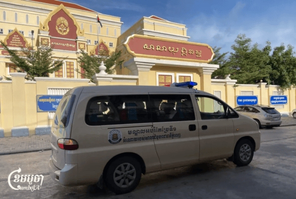 រថយន្តរបស់នគរបាលដឹកលោក ម៉ម រិទ្ធី និងអ្នកទោសដទៃទៀតទៅកាន់សាលាឧទ្ធរណ៍រាជធានីភ្នំពេញសម្រាប់សវនាការកាលពីថ្ងៃទី២៧ ខែឧសភា ឆ្នាំ២០២៥ (ខេមបូចា/ ព្រីង សំរាំង)