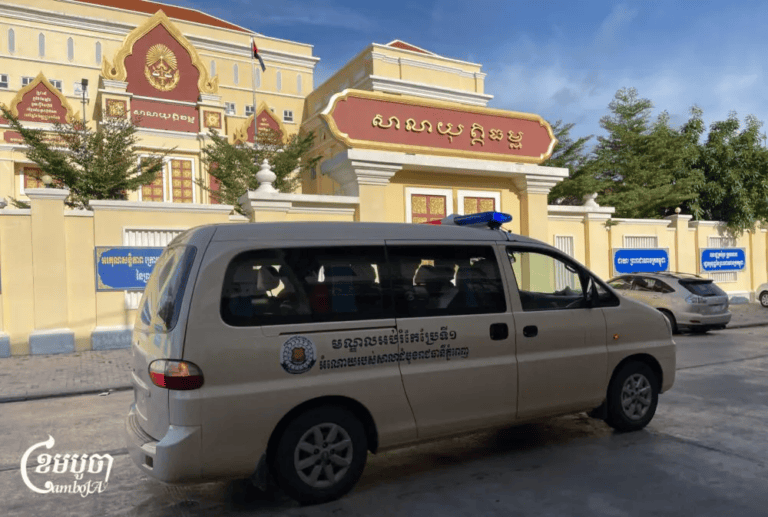 រថយន្ត​របស់​នគរបាល​​ដឹក​លោក ម៉ម រិទ្ធី និង​អ្នកទោស​ដទៃ​ទៀត​ទៅកាន់​​សាលាឧទ្ធរណ៍​រាជធានី​ភ្នំពេញ​សម្រាប់​សវនាការ​កាល​ពី​​ថ្ងៃ​ទី២៧ ខែ​ឧសភា ឆ្នាំ២០២៥ (ខេមបូចា​/ ព្រីង សំរាំង​)